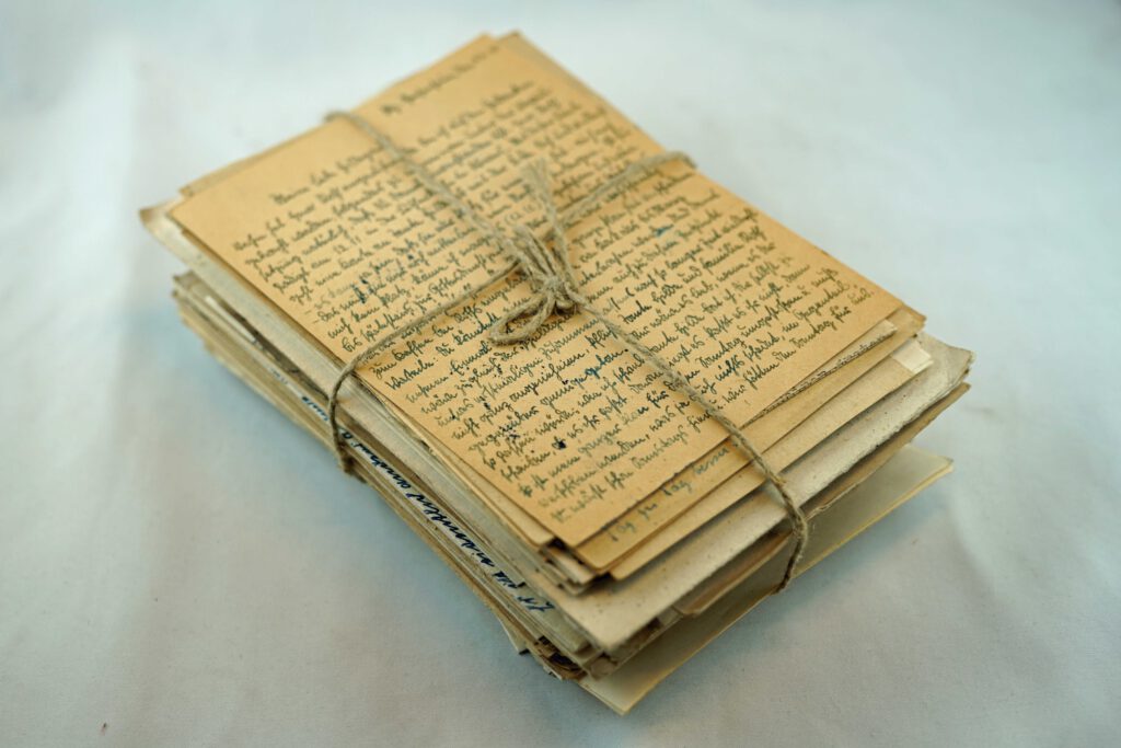 Startseite 1 Ein Bündel alte Schriften